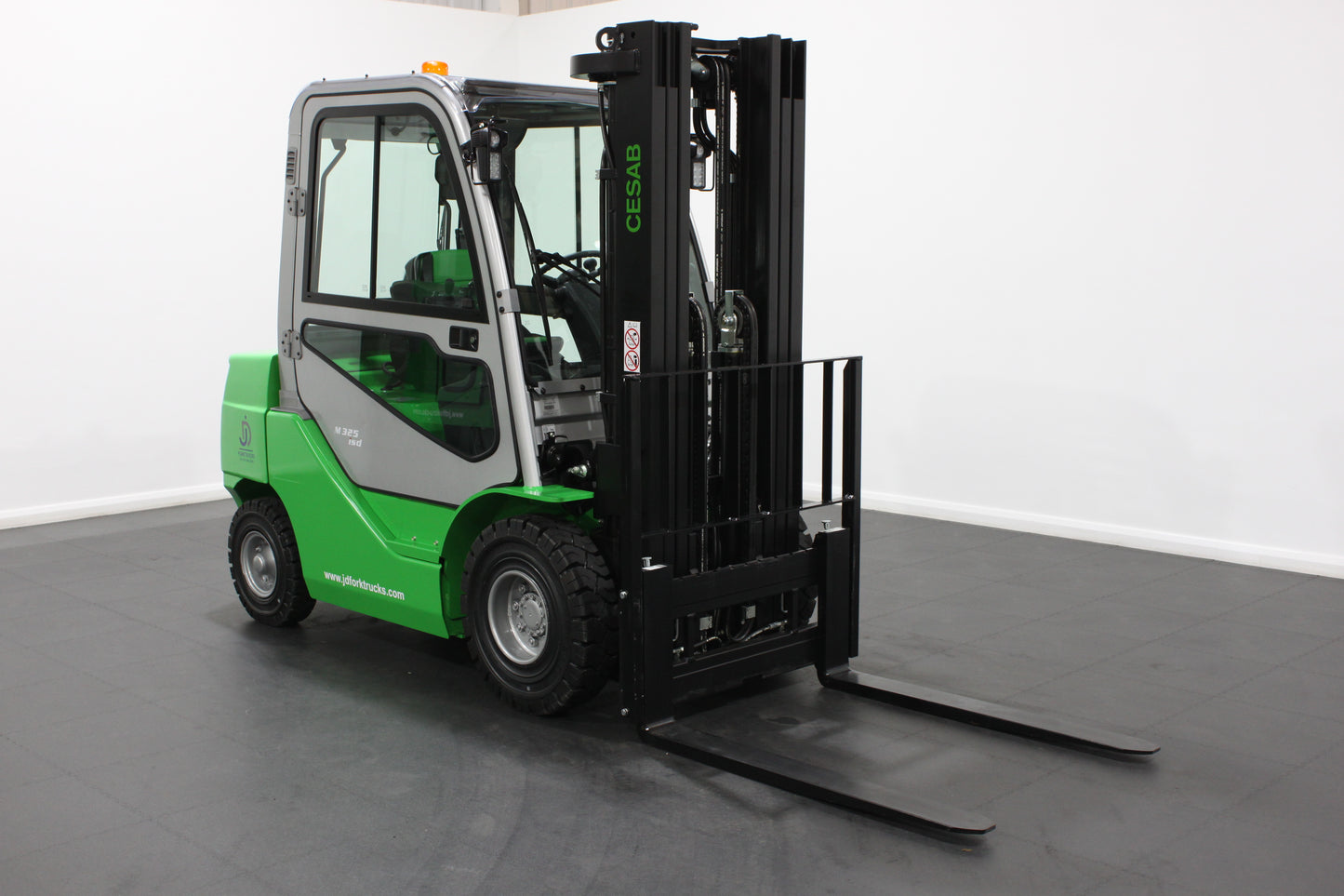 CESAB M325DV Torque Converter Diesel Counterbalance Forklift - Full Cab