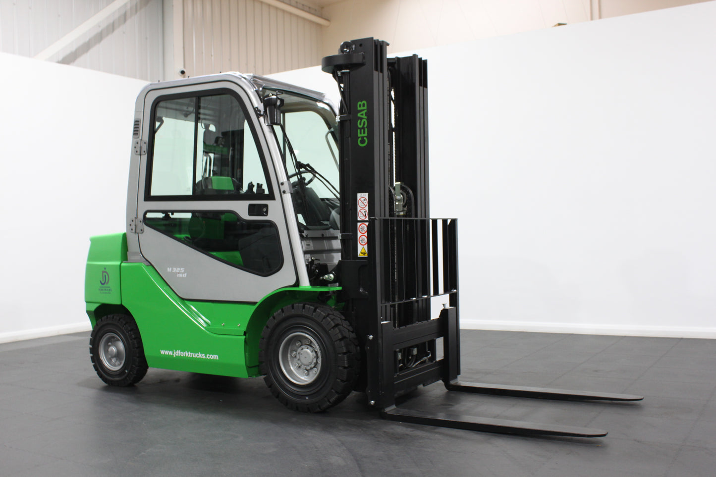 CESAB M325DV Torque Converter Diesel Counterbalance Forklift - Full Cab