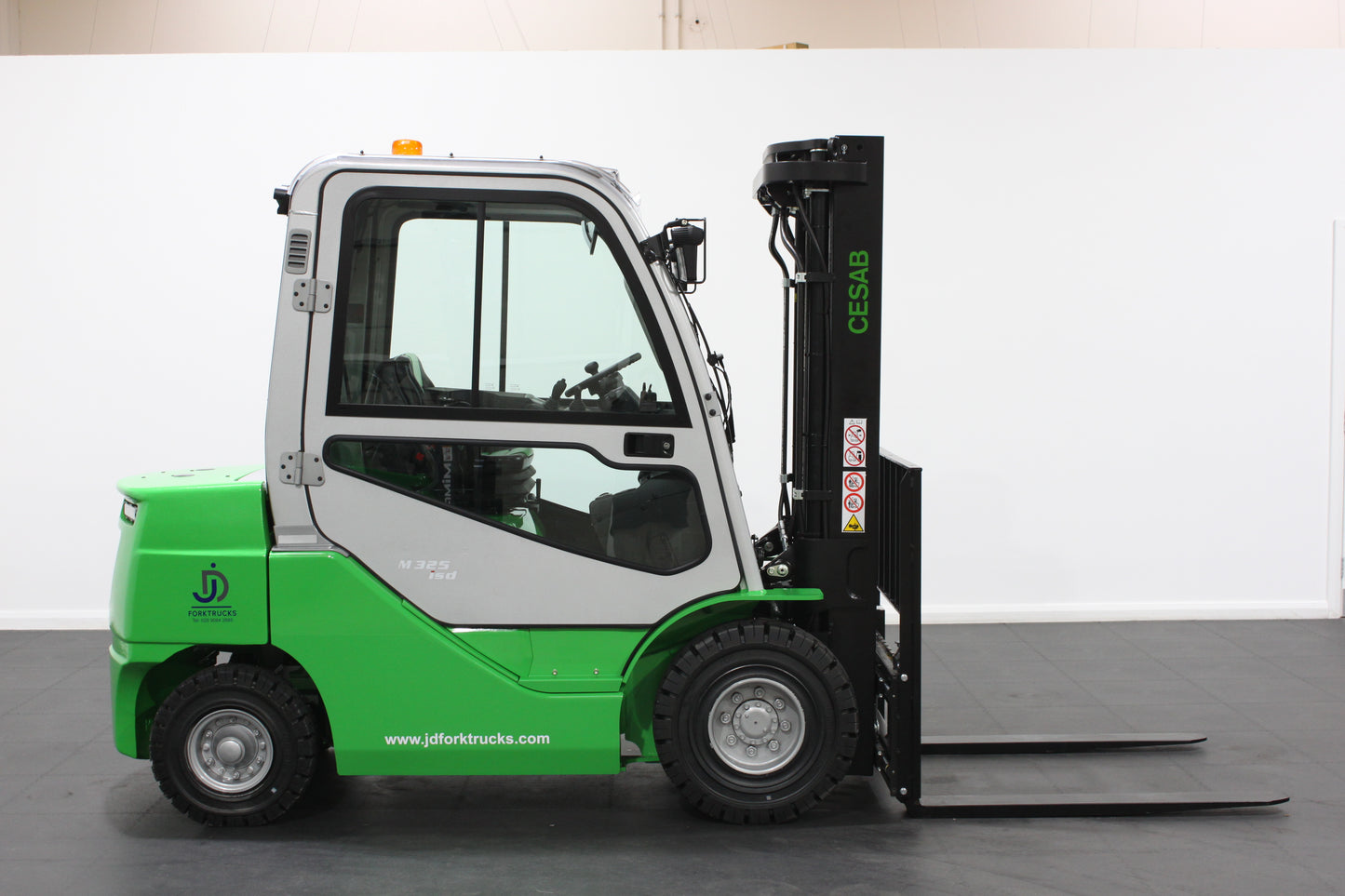 CESAB M325DV Torque Converter Diesel Counterbalance Forklift - Full Cab