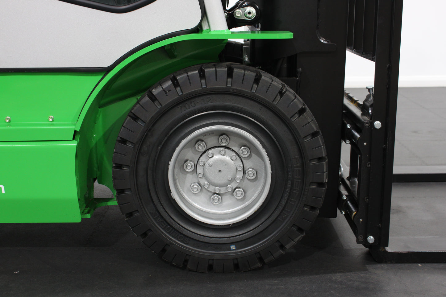 CESAB M325DV Torque Converter Diesel Counterbalance Forklift - Full Cab