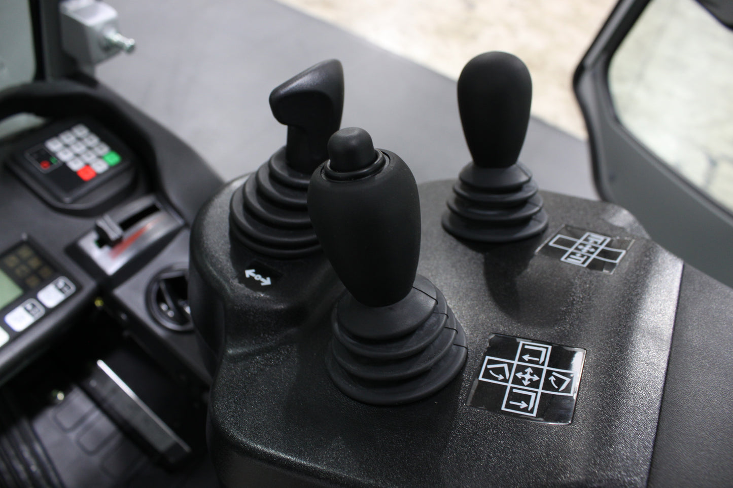 CESAB M325DV Torque Converter Diesel Counterbalance Forklift - Full Cab