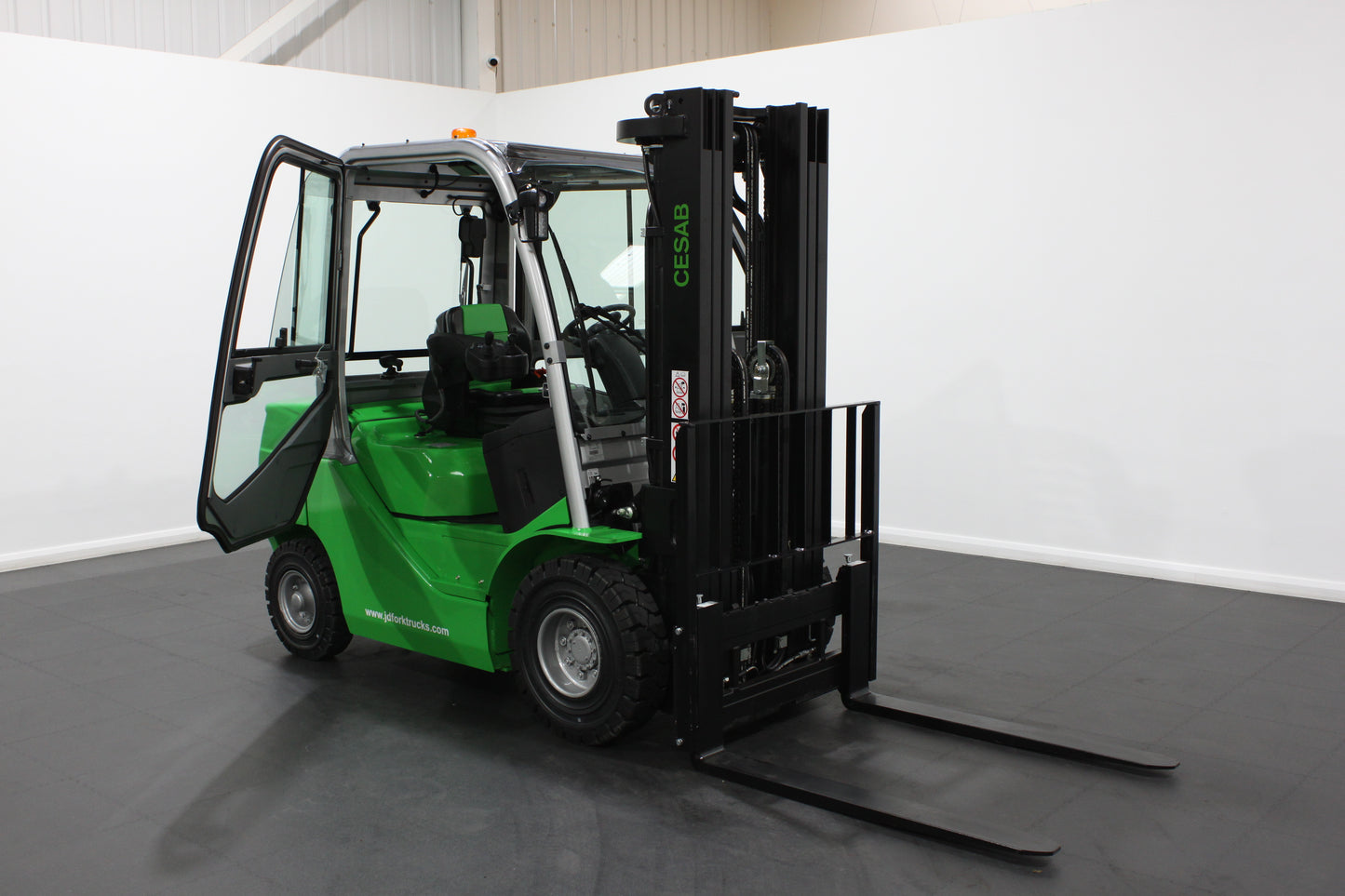 CESAB M325DV Torque Converter Diesel Counterbalance Forklift - Full Cab