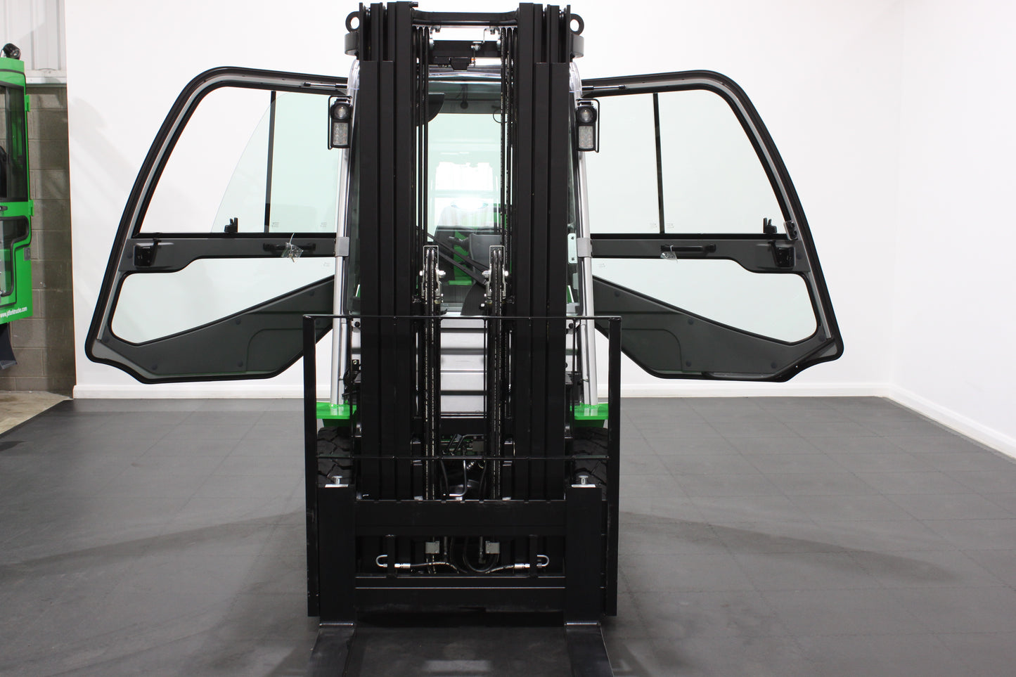 CESAB M325DV Torque Converter Diesel Counterbalance Forklift - Full Cab