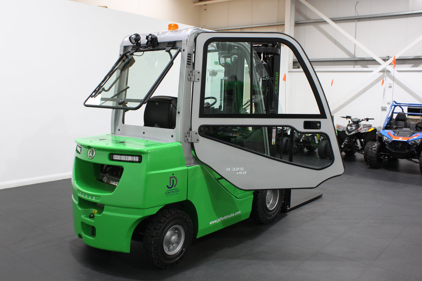 CESAB M325DV Torque Converter Diesel Counterbalance Forklift - Full Cab