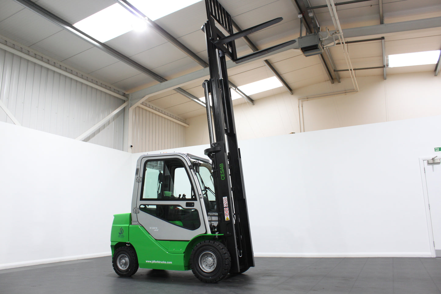 CESAB M325DV Torque Converter Diesel Counterbalance Forklift - Full Cab