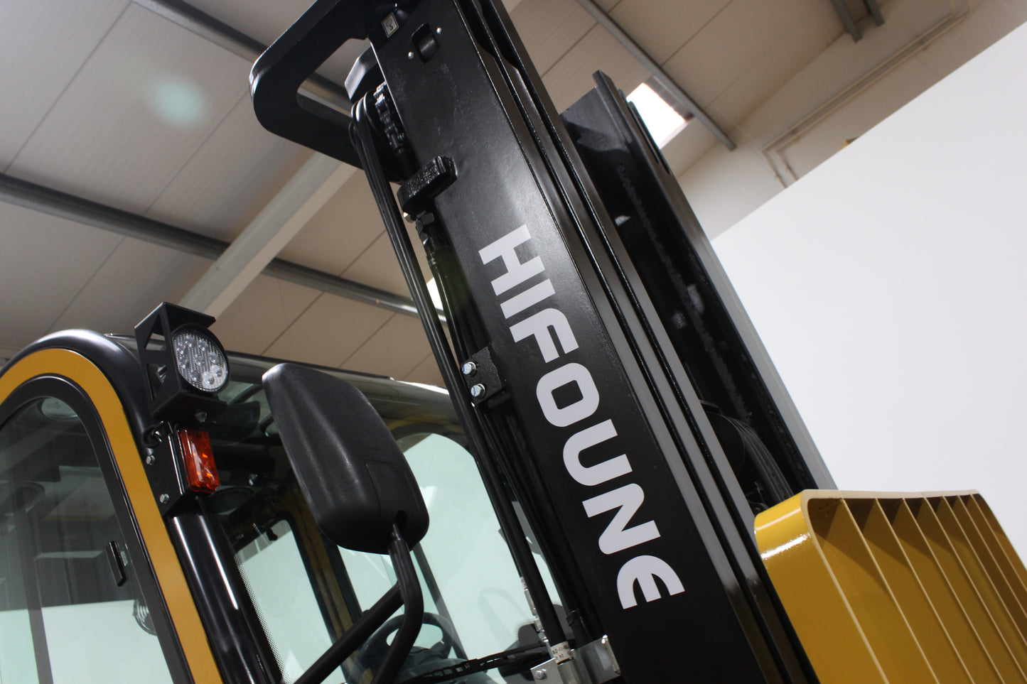 HIFOUNE FBL30 - Full Cab Lithium Electric Counterbalance