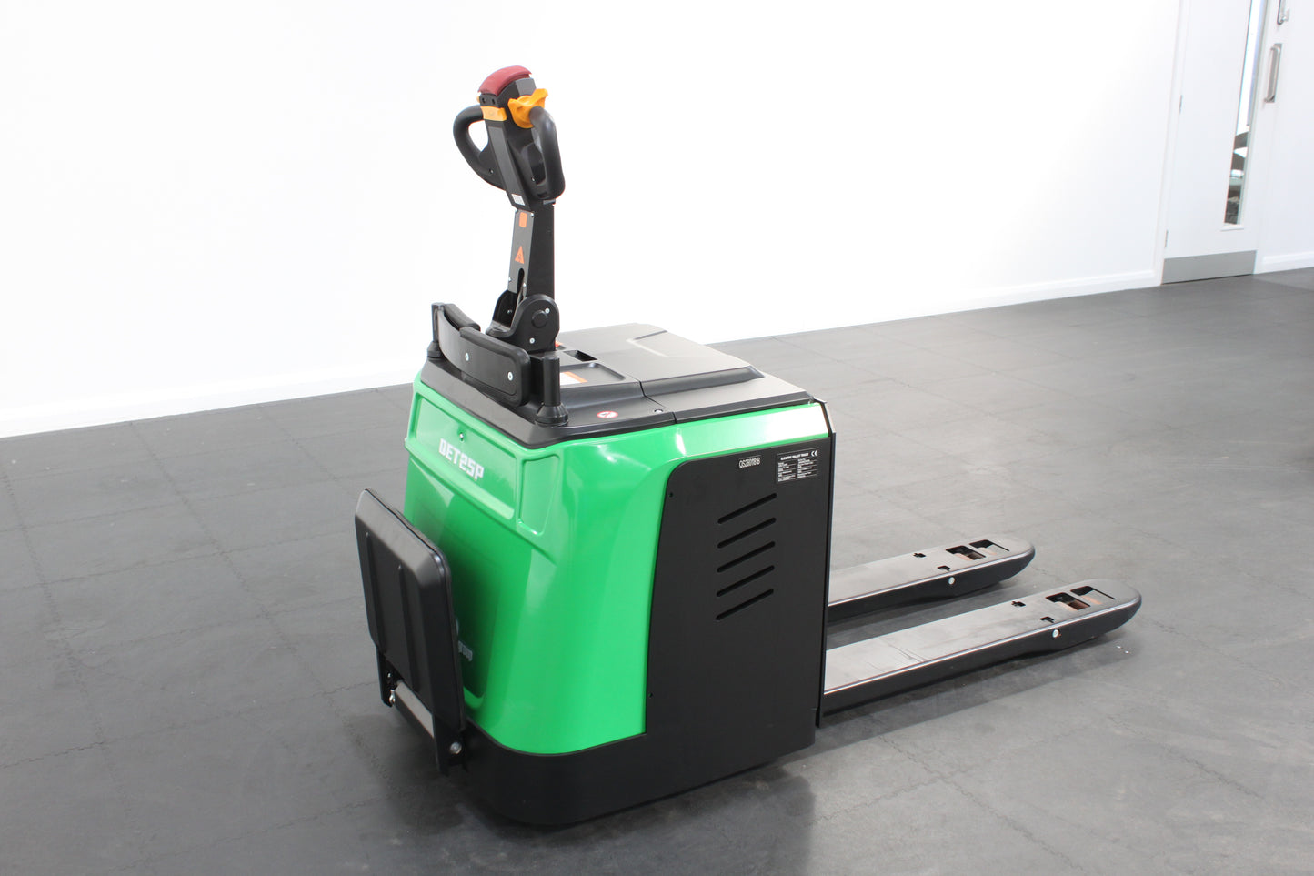 giraffe GET25P Stand-on Pallet truck– 2,500kg Capacity | Lithium-Ion Electric