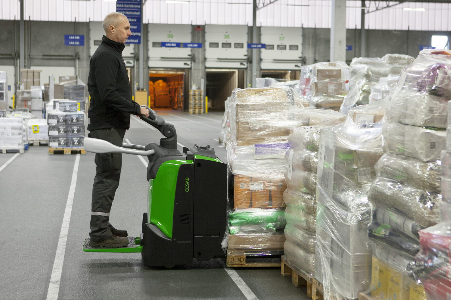 CESAB P300 Platform Powered Pallet Truck – 2000kg to 2200kg Capacity | High-Speed Electric Pallet Truck for Intensive Applications