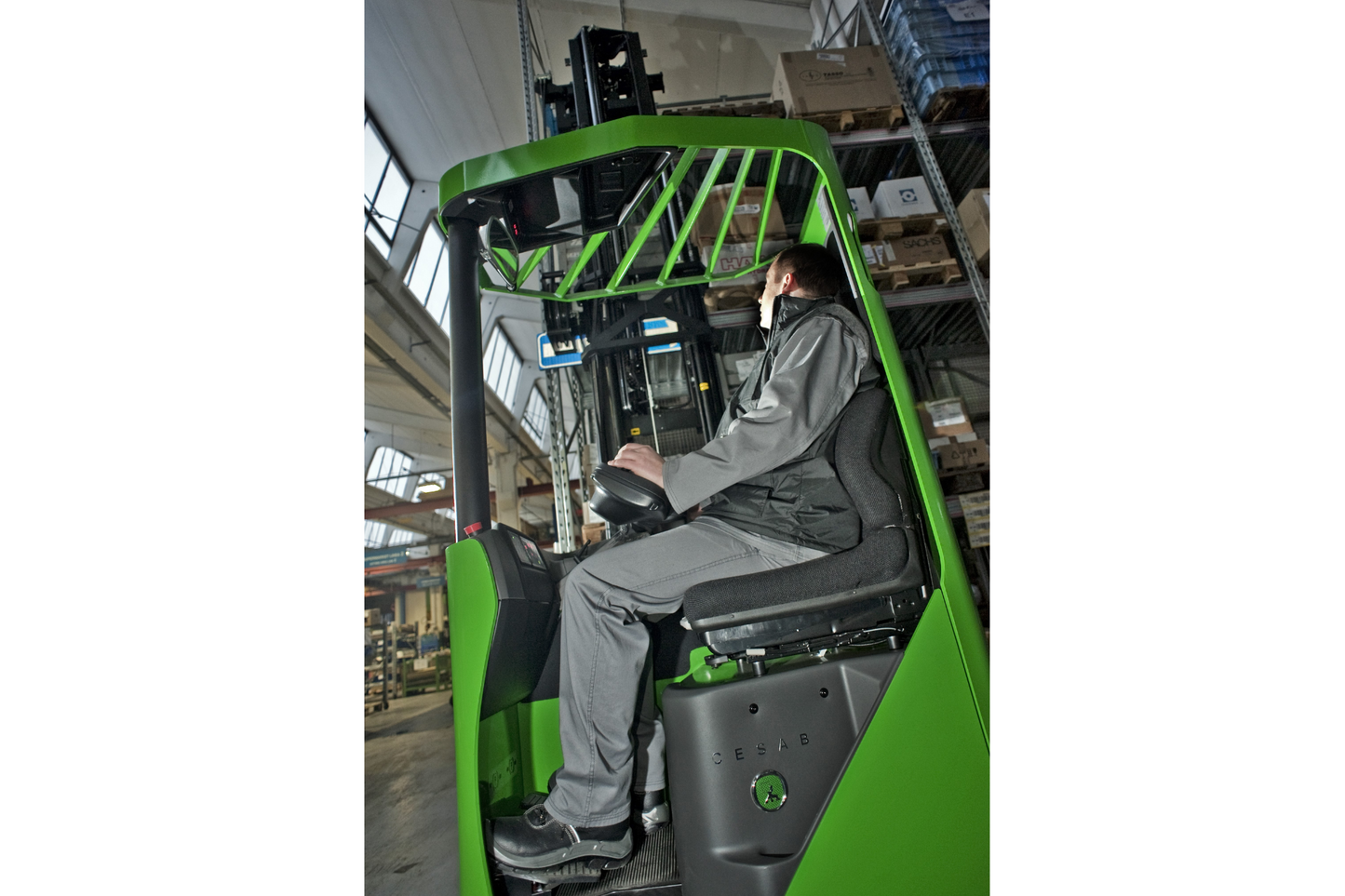 CESAB R200 Compact Electric Reach Truck – 1200kg to 1600kg Capacity | High-Performance Lithium-Ion Reach Truck for Narrow Aisles