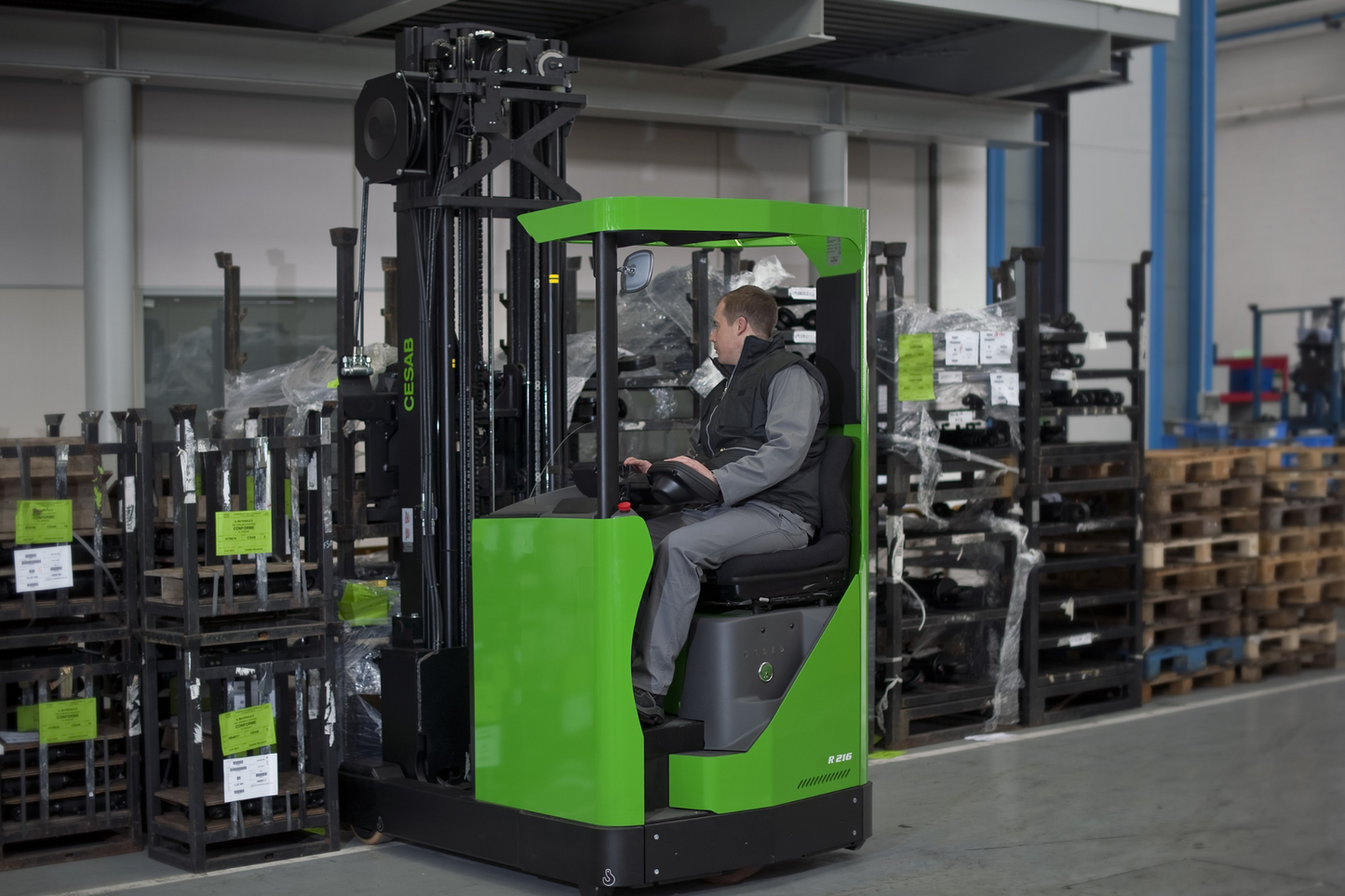 CESAB R200 Compact Electric Reach Truck – 1200kg to 1600kg Capacity | High-Performance Lithium-Ion Reach Truck for Narrow Aisles