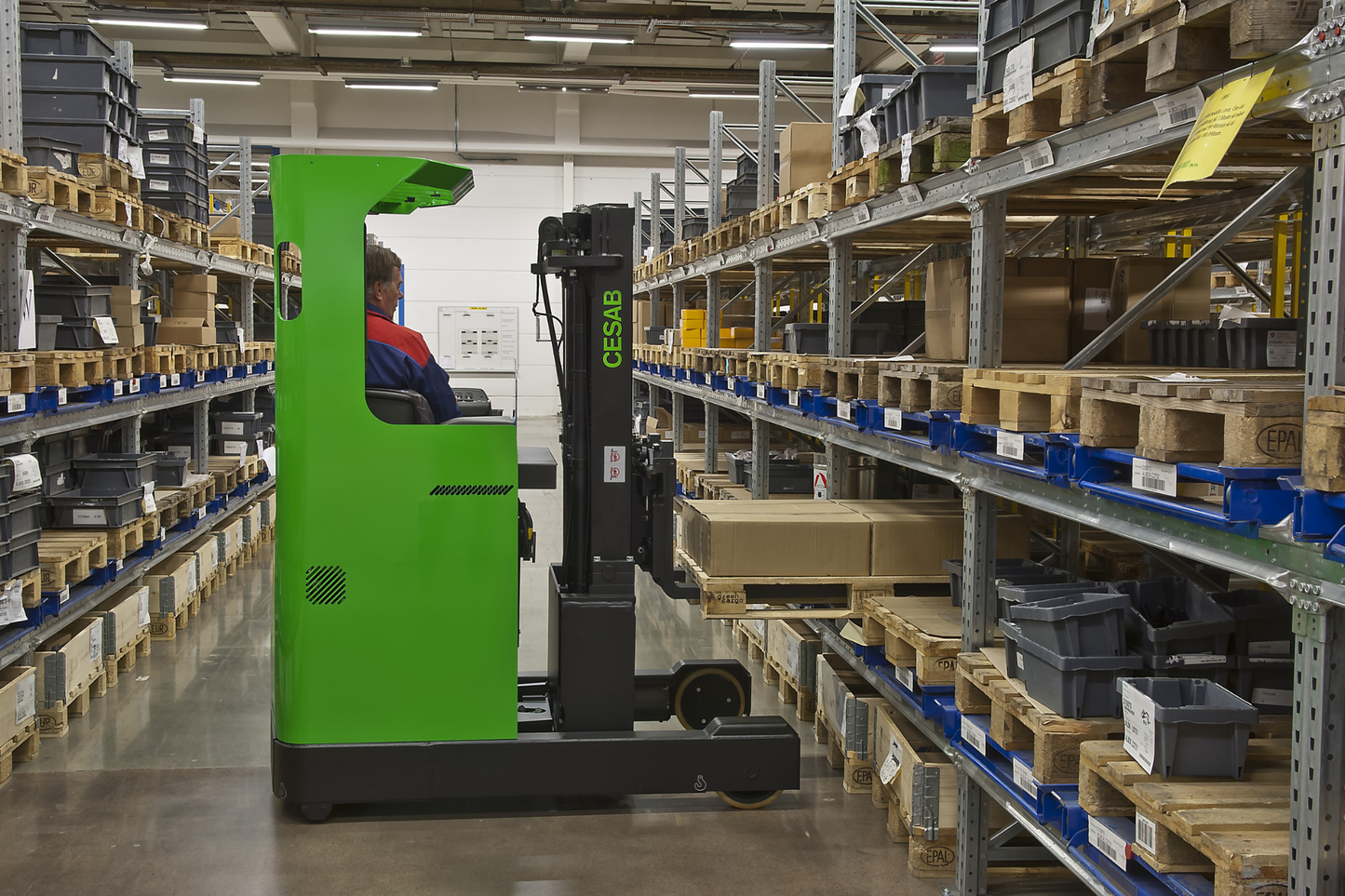 CESAB R200 Compact Electric Reach Truck – 1200kg to 1600kg Capacity | High-Performance Lithium-Ion Reach Truck for Narrow Aisles