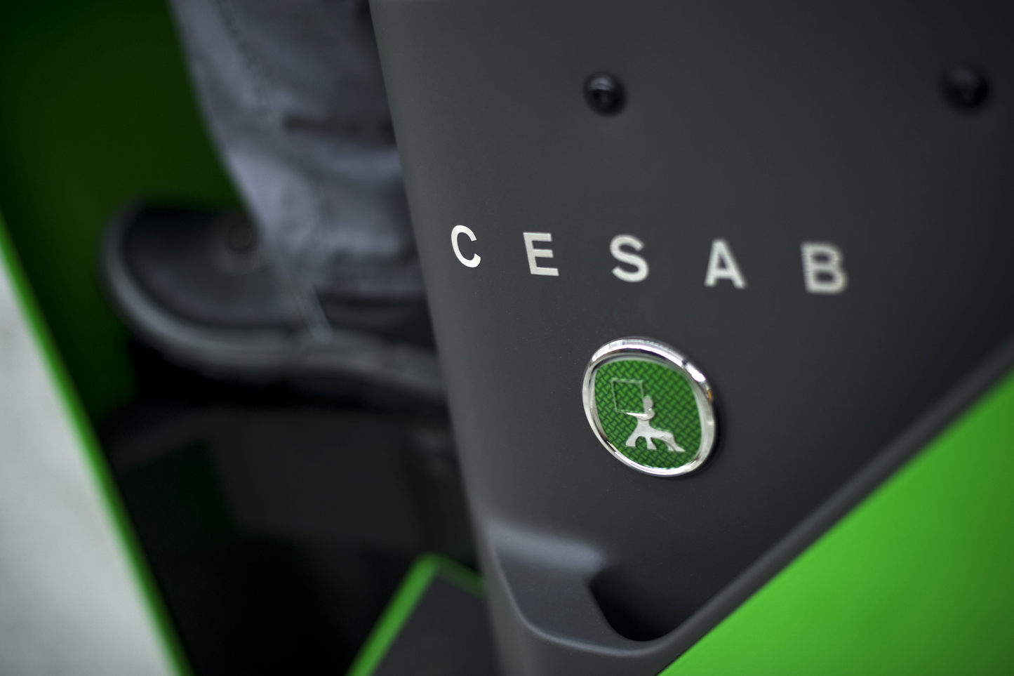 CESAB R200 Compact Electric Reach Truck – 1200kg to 1600kg Capacity | High-Performance Lithium-Ion Reach Truck for Narrow Aisles