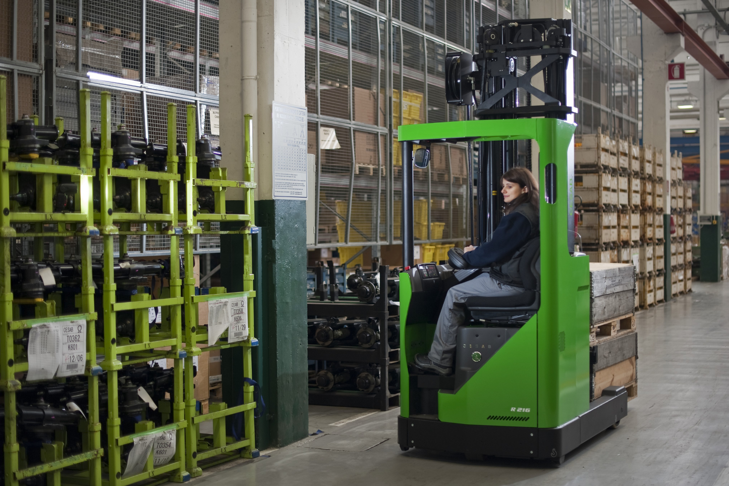 CESAB R200 Compact Electric Reach Truck – 1200kg to 1600kg Capacity | High-Performance Lithium-Ion Reach Truck for Narrow Aisles