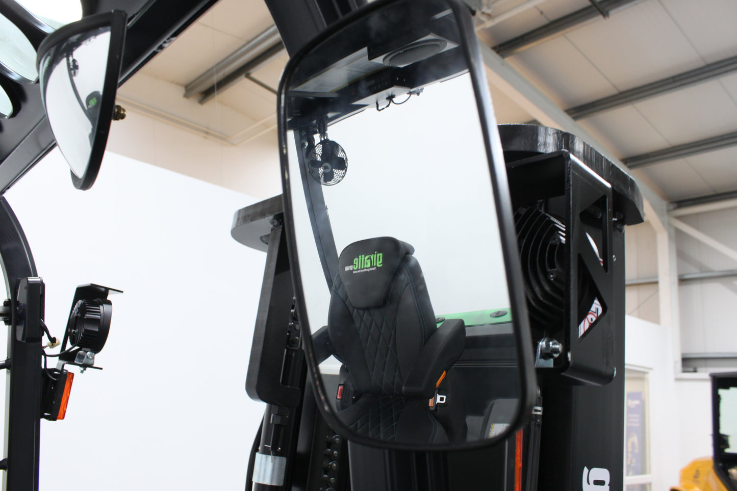 giraffe GBL25 2.5T Lithium Electric 4-Wheel Forklift | Fast Charging, Zero Emissions