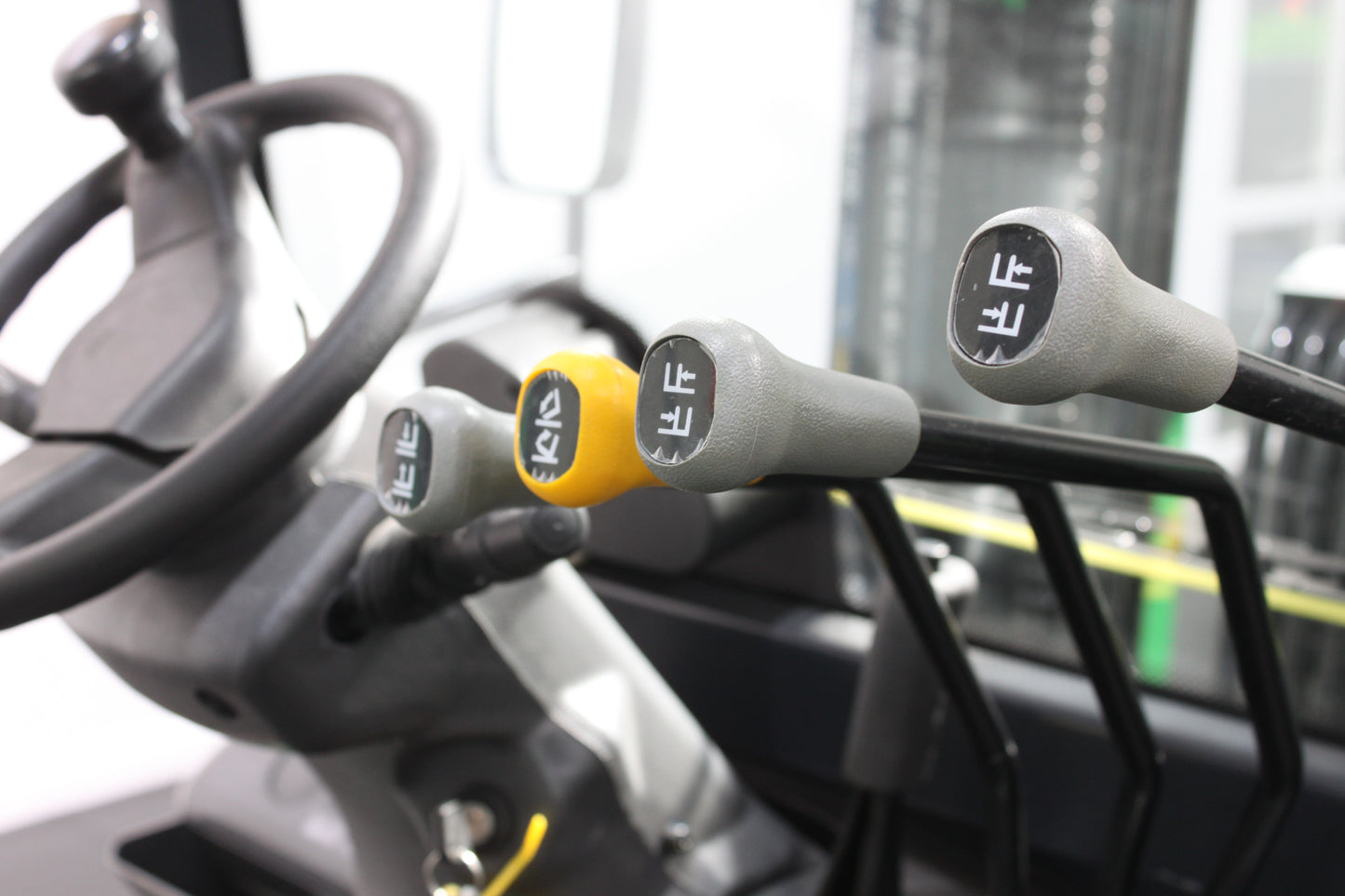 giraffe GBL30 Premium | Full Cab Lithium Electric Counterbalance | 4-Wheel Forklift