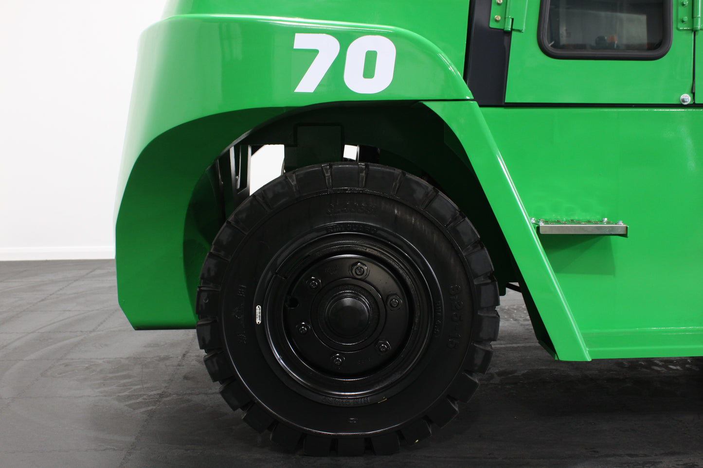 giraffe FD70 Premium Plus Advanced Pedestrian Safety | Full Cab Diesel Counterbalance | 4-Wheel Forklift