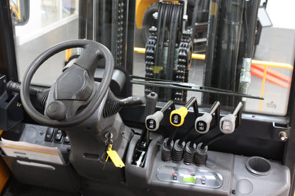 giraffe FD40 | Full Cab Diesel Counterbalance | 4-Wheel Forklift