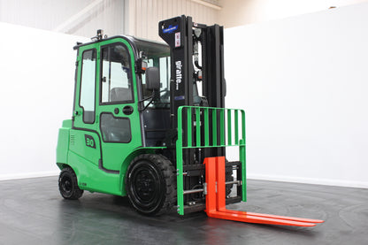 giraffe GBL30 Premium Plus Advanced Pedestrian Safety Full Cab 3.0T | Full Cab Diesel Counterbalance | 4-Wheel Forklift