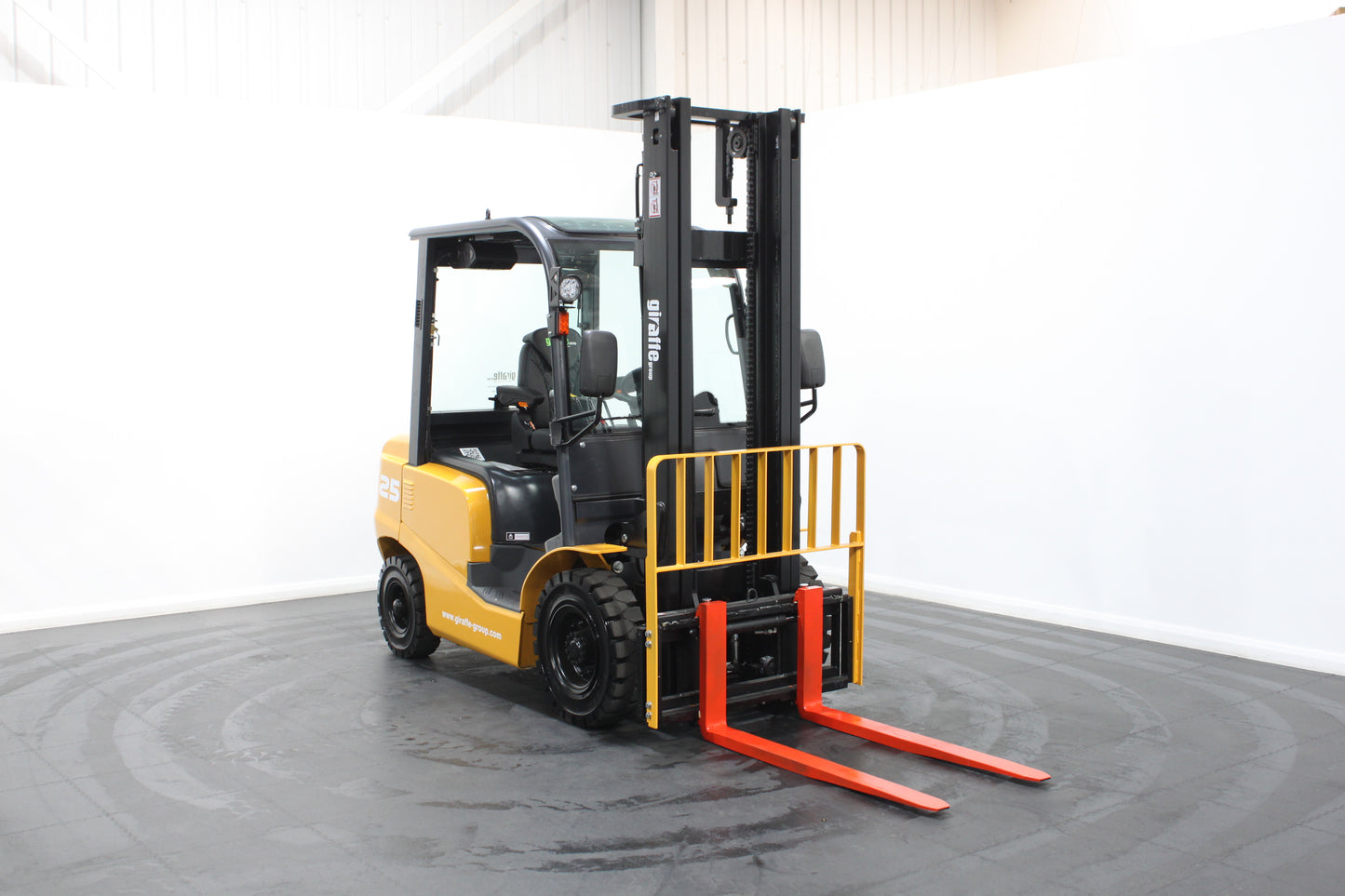 giraffe FD25| Half Cab Diesel Counterbalance | 4-Wheel Forklift
