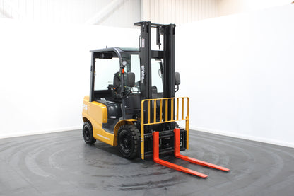 giraffe FD25| Half Cab Diesel Counterbalance | 4-Wheel Forklift