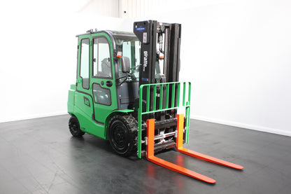 giraffe GBL30 Premium | Full Cab Lithium Electric Counterbalance | 4-Wheel Forklift