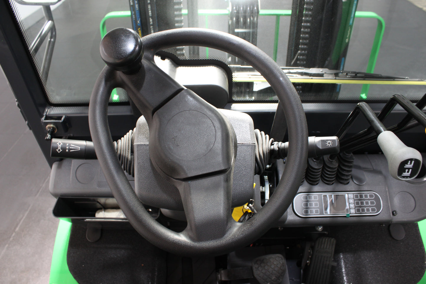 giraffe GBL30 Premium | Full Cab Lithium Electric Counterbalance | 4-Wheel Forklift