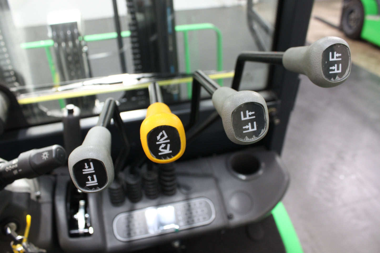 giraffe GBL30 Premium | Full Cab Lithium Electric Counterbalance | 4-Wheel Forklift