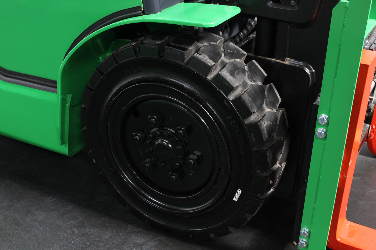 giraffe GBL30 Premium | Full Cab Lithium Electric Counterbalance | 4-Wheel Forklift