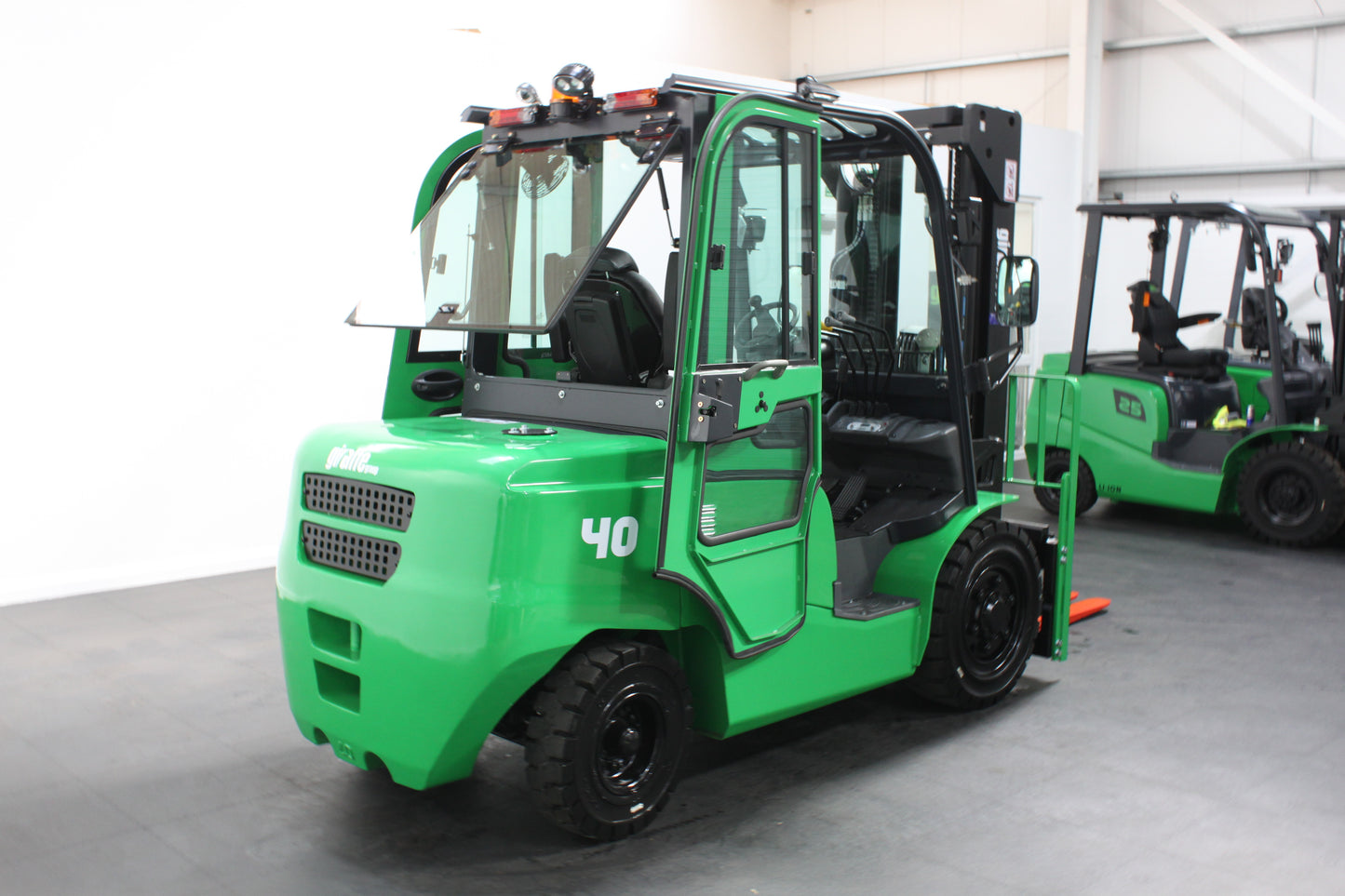 giraffe FD40 Premium | Full Cab Diesel Counterbalance | 6M Triplex 4-Wheel Forklift