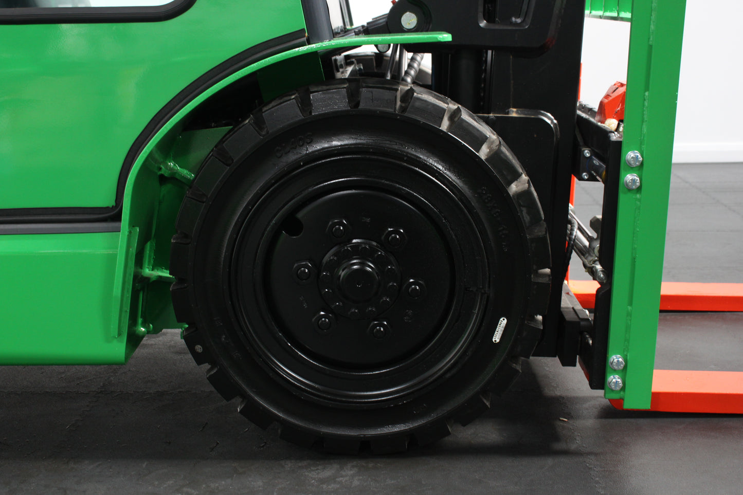 giraffe GBL30 Premium | Full Cab Lithium Electric Counterbalance | 4-Wheel Forklift