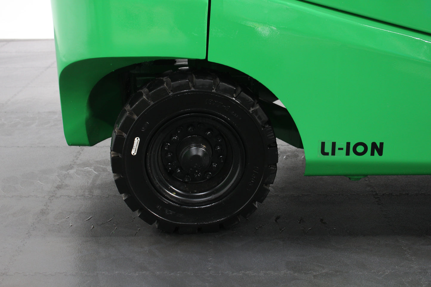 giraffe GBL30 Premium | Full Cab Lithium Electric Counterbalance | 4-Wheel Forklift