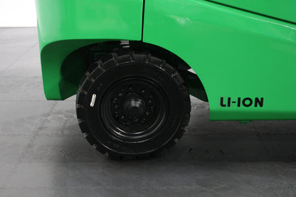 giraffe GBL30 Premium | Full Cab Lithium Electric Counterbalance | 4-Wheel Forklift