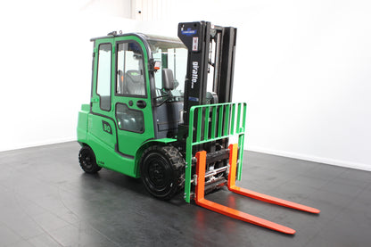 giraffe GBL30 Premium | Full Cab Lithium Electric Counterbalance | 4-Wheel Forklift