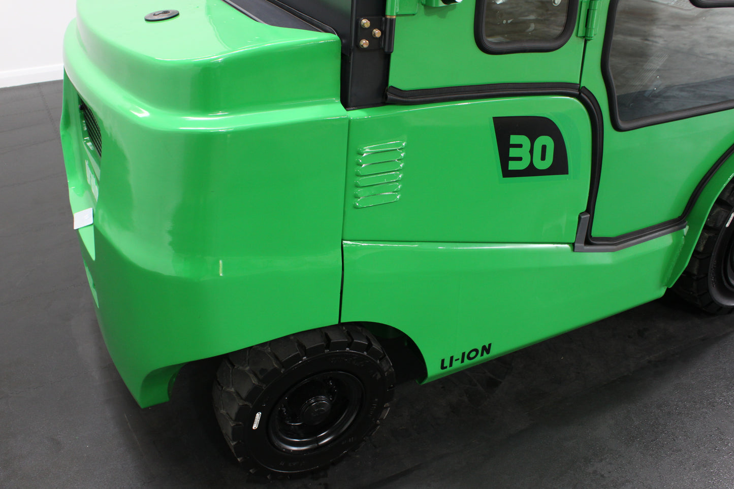 giraffe GBL30 Premium Plus Advanced Pedestrian Safety Full Cab 3.0T | Full Cab Diesel Counterbalance | 4-Wheel Forklift