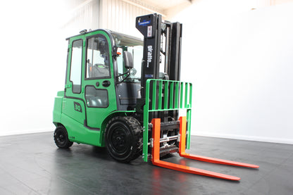 giraffe GBL30 Premium | Full Cab Lithium Electric Counterbalance | 4-Wheel Forklift