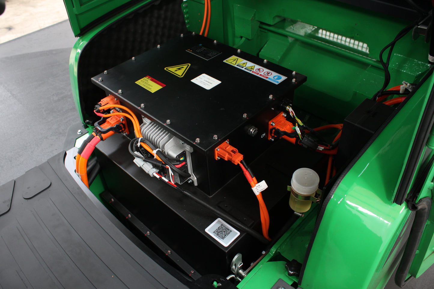 giraffe GBL25 Premium Full Cab 2.5T Lithium Electric 4-Wheel Forklift | 115V/173Ah Lithium Battery, Zero Emissions