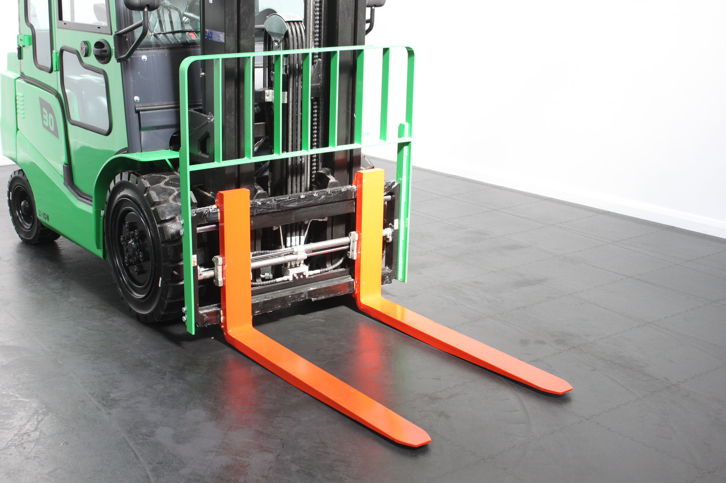giraffe GBL30 Premium | Full Cab Lithium Electric Counterbalance | 4-Wheel Forklift