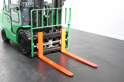 giraffe GBL30 Premium | Full Cab Lithium Electric Counterbalance | 4-Wheel Forklift