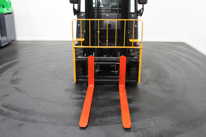 giraffe FD25| Half Cab Diesel Counterbalance | 4-Wheel Forklift