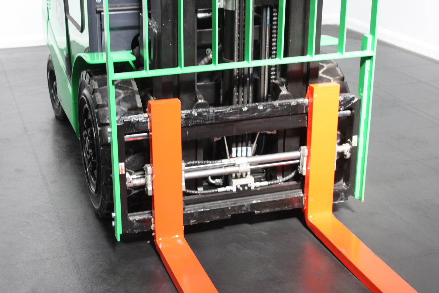 giraffe GBL30 Premium | Full Cab Lithium Electric Counterbalance | 4-Wheel Forklift