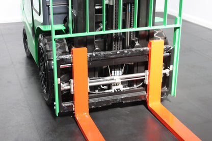 giraffe GBL30 Premium | Full Cab Lithium Electric Counterbalance | 4-Wheel Forklift