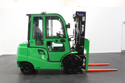 giraffe GBL30 Premium | Full Cab Lithium Electric Counterbalance | 4-Wheel Forklift