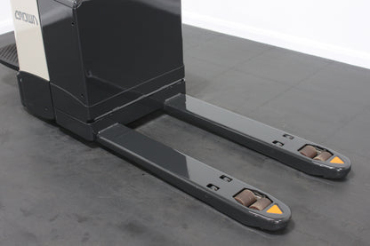 Crown WT3040 – Chariot Stand On Pallet Truck