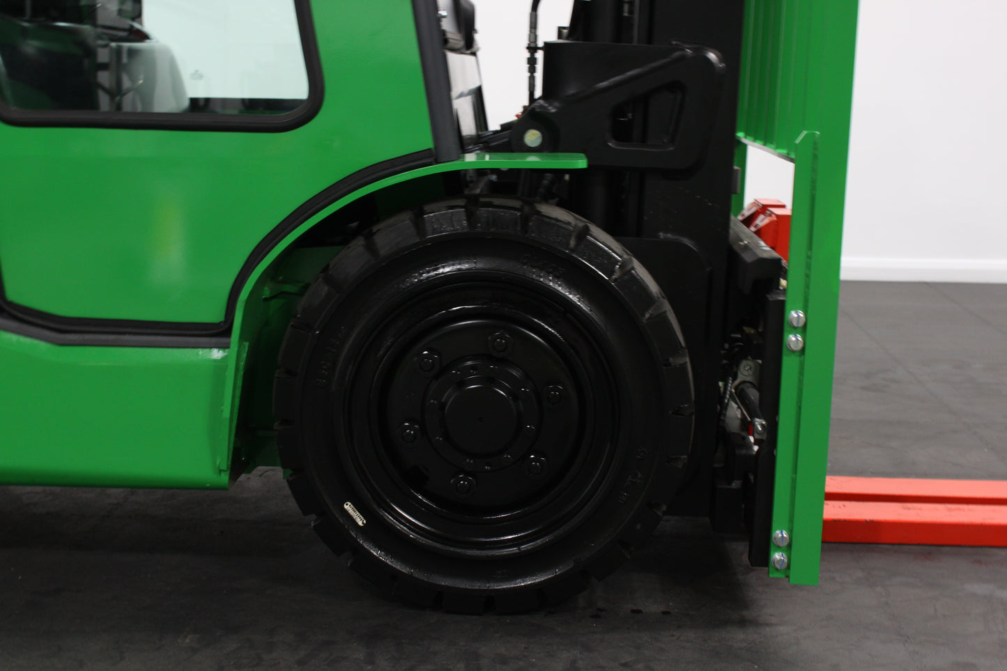 giraffe FD40 Premium | Full Cab Diesel Counterbalance | 6M Triplex 4-Wheel Forklift