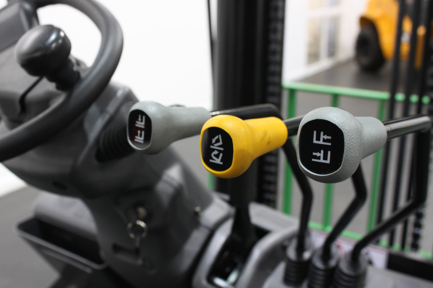 giraffe GBL25 2.5T Lithium Electric 4-Wheel Forklift | Fast Charging, Zero Emissions