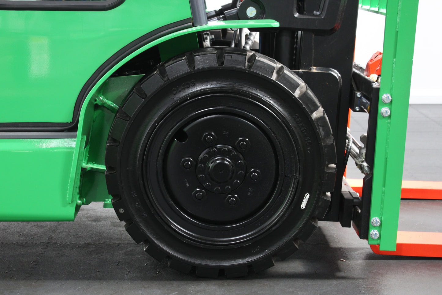 giraffe GBL30 Premium | Full Cab Lithium Electric Counterbalance | 4-Wheel Forklift