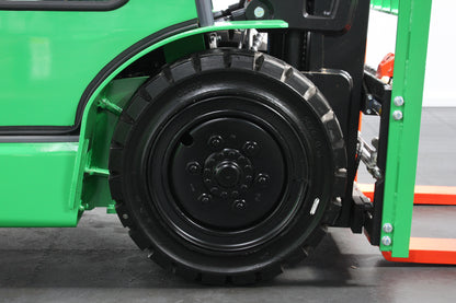 giraffe GBL30 Premium | Full Cab Lithium Electric Counterbalance | 4-Wheel Forklift