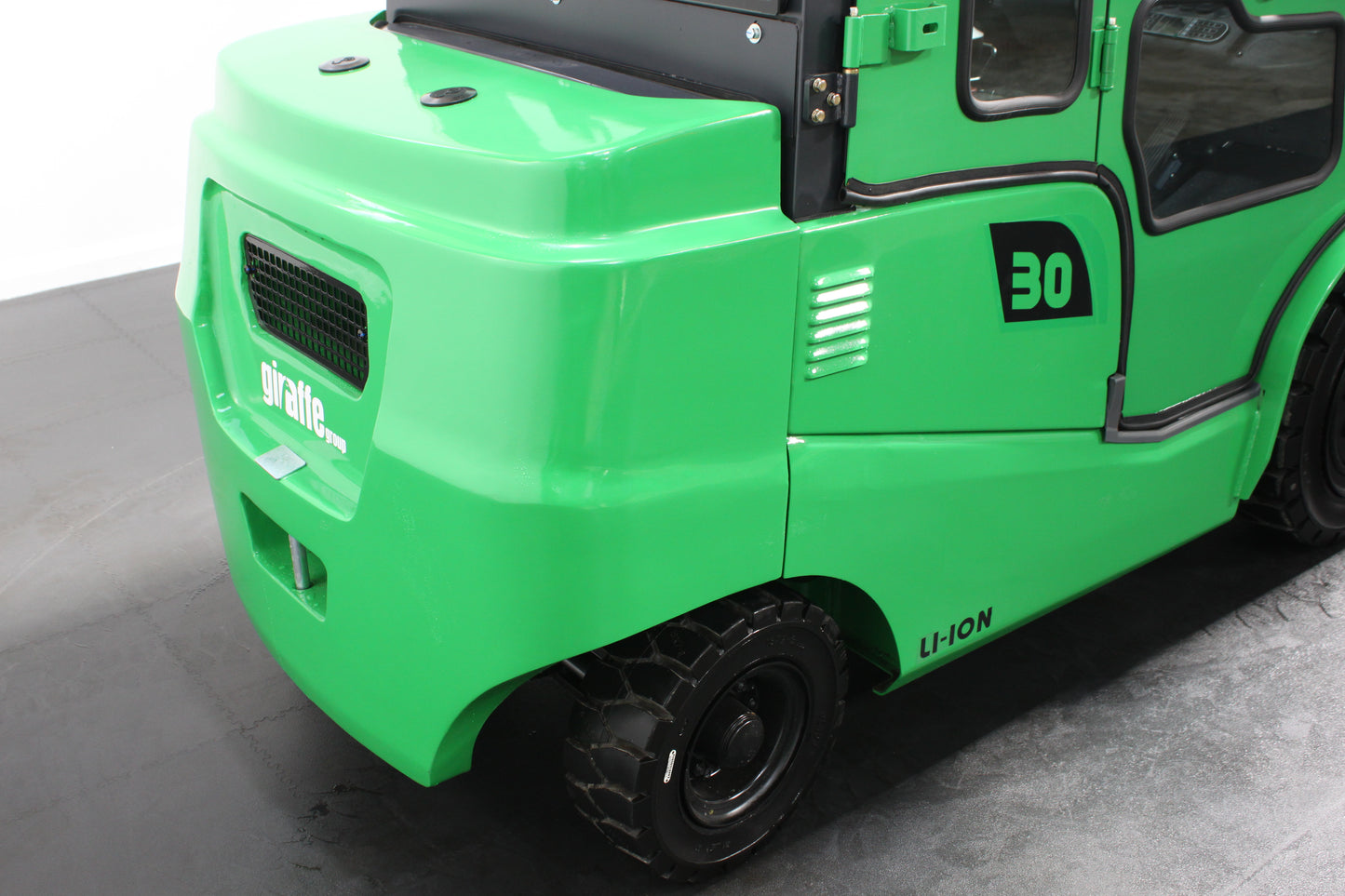 giraffe GBL30 Premium | Full Cab Lithium Electric Counterbalance | 4-Wheel Forklift