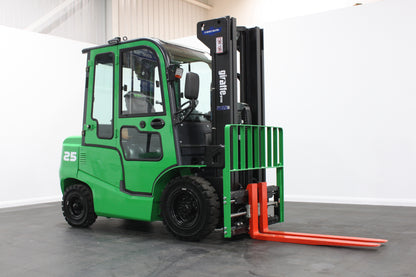 giraffe FD25 Premium  | Full Cab Diesel Counterbalance  | 4-Wheel Forklift