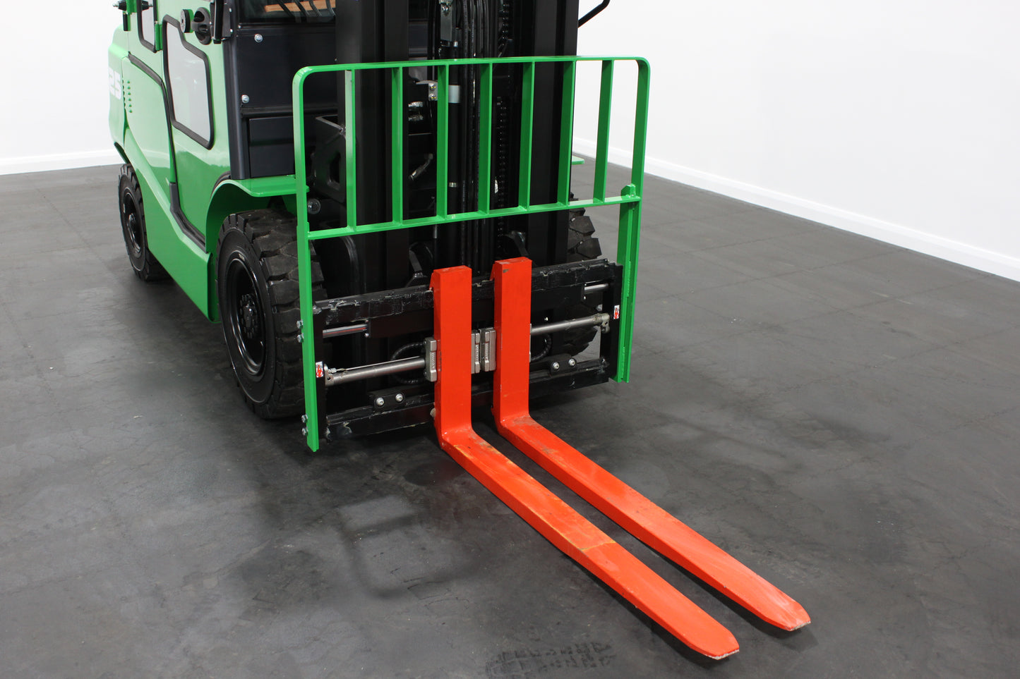 giraffe FD25 Premium  | Full Cab Diesel Counterbalance  | 4-Wheel Forklift